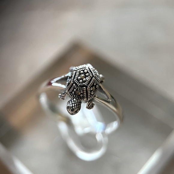 STAMPED 925 Sterling Silver Tiny Turtle Marcasite Ring - Picture 1 of 3
